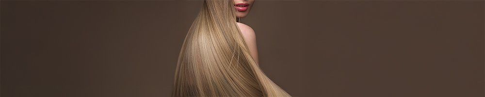 Blondynka z idealnie gładkimi, zdrowymi włosami.