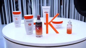 Kosmetyki Kérastase z gamy Nutritive prezentowane na białym stoliku