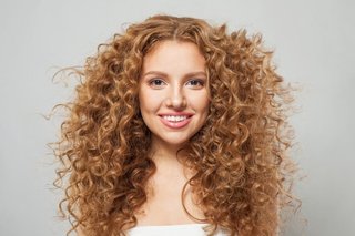 Kobieta o ciemnoblond lokach