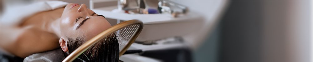 Młoda kobieta z ciemnymi włosami podczas zabiegu head SPA