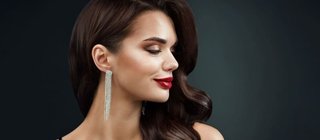 Młoda kobieta z włosami ułożonymi w hollywoodzkie fale