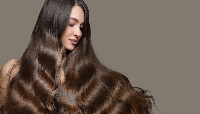 Młoda kobieta z długimi, kręconymi włosami