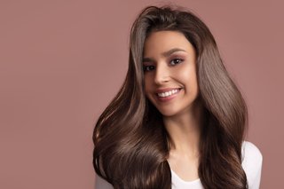 Kobieta z długimi, ciemnymi włosami