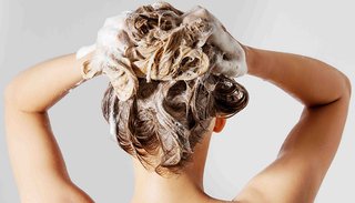 kobieta myjąca blond włosy