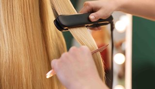 prostowanie rozjaśnianych włosów u fryzjera