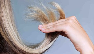 zbliżenie na rozdwojone końcówki rozjaśnionych włosów