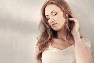 Kobieta, bawiąca się swoimi długimi włosami