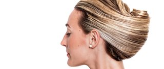 Kobieta z włosami ułożonymi w kok francuski banan