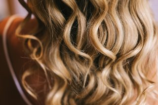 Zbliżenie na długie, falowane blond włosy