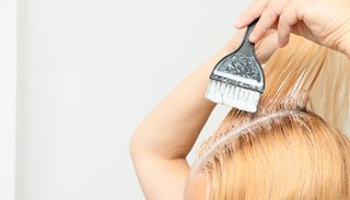 Kobieta, blondynka farbuje włosy