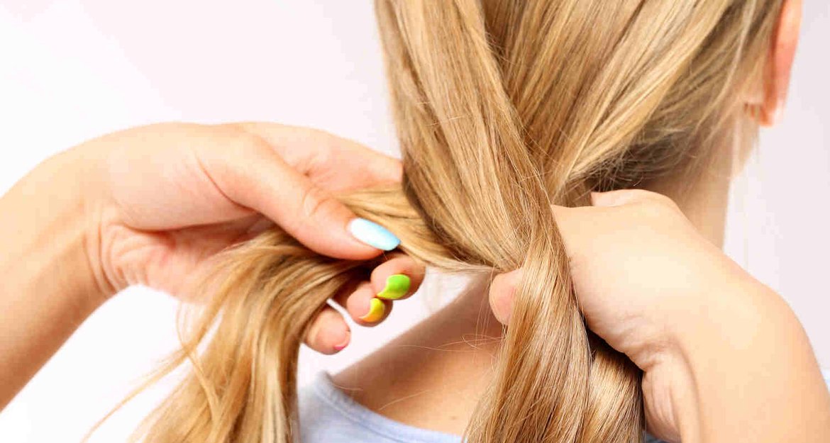 Kobiece blond włosy spięte w warkocz