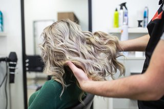Ocena fryzjera przed koloryzacją włosów w salonie