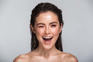 Młoda uśmiechnięta kobieta bez makijażu