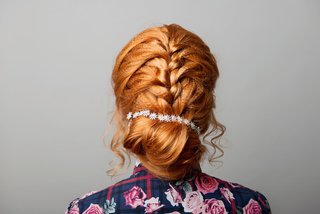 Pleciony niski kok na rudych włosach widoczny od tyłu