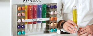Fryzjer prezentuje kosmetyki do włosów dla rytuału Kérastase Fusio-Dose