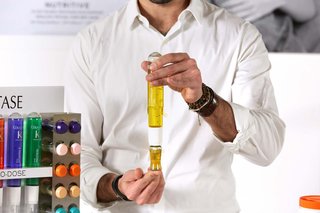 Mężczyzna prezentuje produkty do włosów dla rytuału Kérastase Fusio-Dose