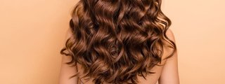 Kobieta z naturalnym skrętem włosów falowanych od tyłu