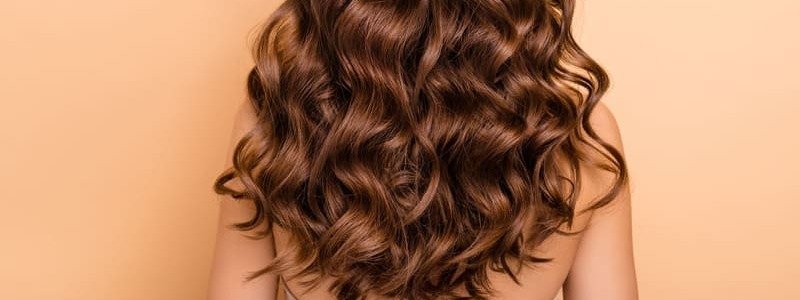 Kobieta z naturalnym skrętem włosów falowanych od tyłu