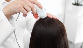 Wizyta u trychologa w celu zapobiegnięciu wypadania włosów