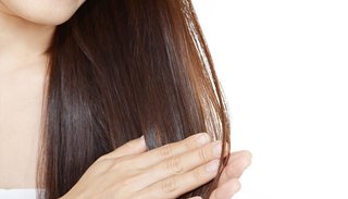 Kobieta pielęgnująca włosy