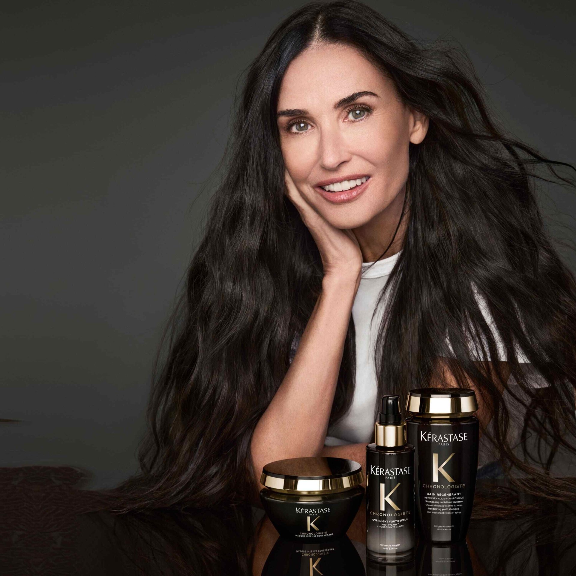 Demi Moore pokazująca produkty Chronologiste