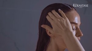 Kobieta nakładająca odżywkę na mokre włosy